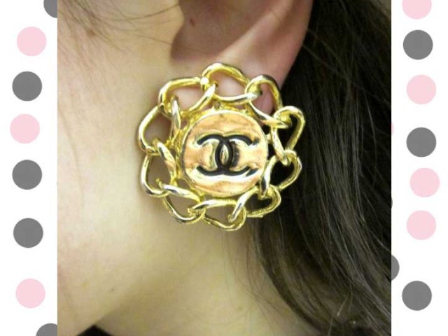 Ear-Chanel-Button-wChain-BlkCCs-V4-365